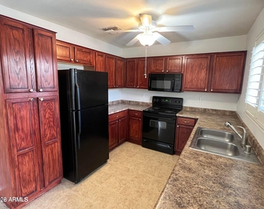 17442 W Watson Lane - Photo Thumbnail 8
