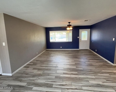 6010 N 21st Drive - Photo Thumbnail 2