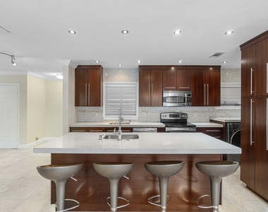 317 Ne 2nd Street - Photo Thumbnail 2