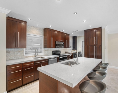 317 Ne 2nd Street - Photo Thumbnail 3