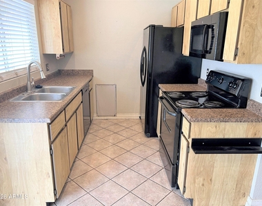 3029 W Tonopah Drive - Photo Thumbnail 4