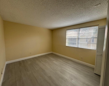 1241 Sw 46th Avenue - Photo Thumbnail 13