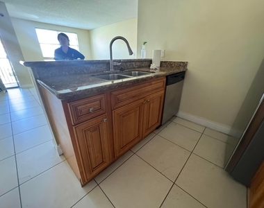 1241 Sw 46th Avenue - Photo Thumbnail 5