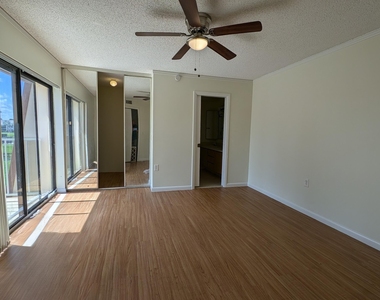 555 Green Springs Place - Photo Thumbnail 7