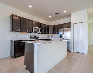 10032 W Villa Circle - Photo Thumbnail 5