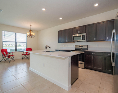 10032 W Villa Circle - Photo Thumbnail 8