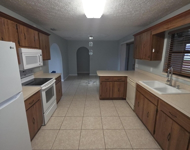 1901 Sw Dorado Lane - Photo Thumbnail 6