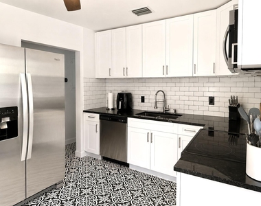 617 N D Street - Photo Thumbnail 2