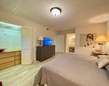 3800 Oaks Clubhouse Drive - Photo Thumbnail 5