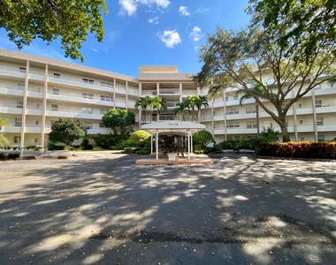 3800 Oaks Clubhouse Drive - Photo Thumbnail 17