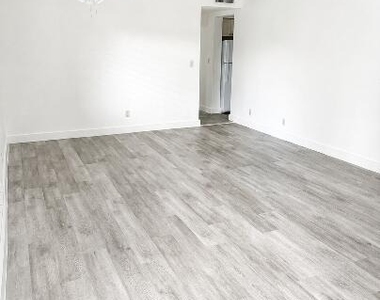 2837 Ne 30th Street - Photo Thumbnail 3