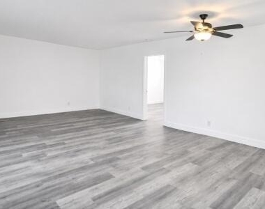 2837 Ne 30th Street - Photo Thumbnail 3