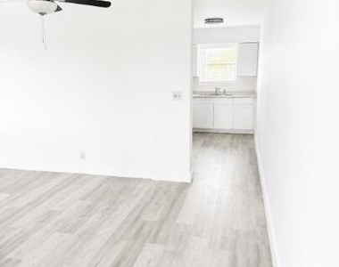 2837 Ne 30th Street - Photo Thumbnail 2