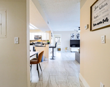 450 Palm Circle W - Photo Thumbnail 2