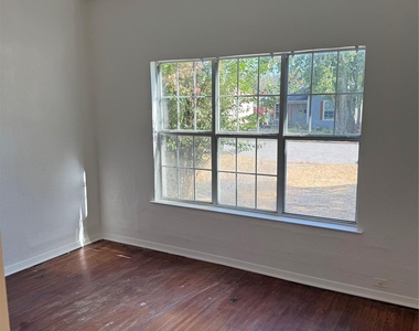 1217 W Walker Street - Photo Thumbnail 8