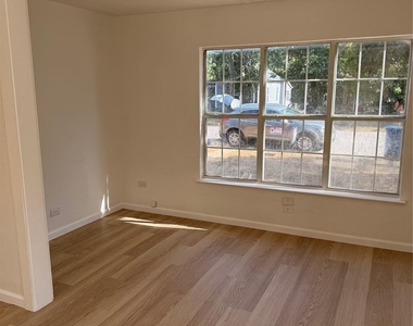 1217 W Walker Street - Photo Thumbnail 4