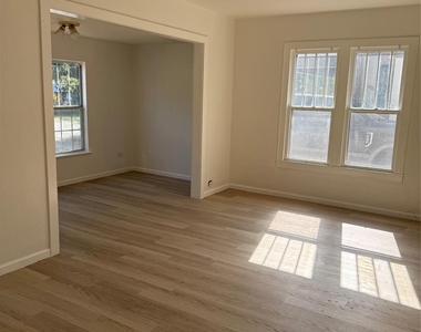 1217 W Walker Street - Photo Thumbnail 3