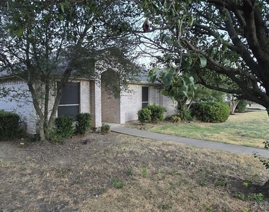 1912 Chapman Drive - Photo Thumbnail 2