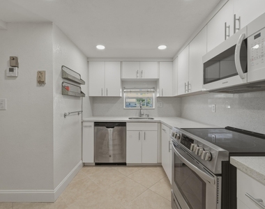 681 S Hollybrook Drive - Photo Thumbnail 7