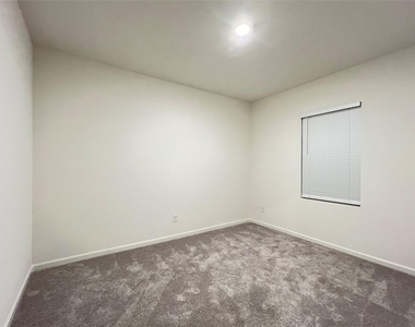 902 Lexington Lane - Photo Thumbnail 16