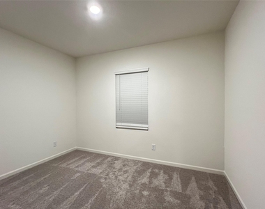 902 Lexington Lane - Photo Thumbnail 14