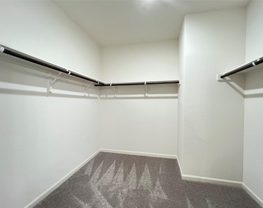 902 Lexington Lane - Photo Thumbnail 13