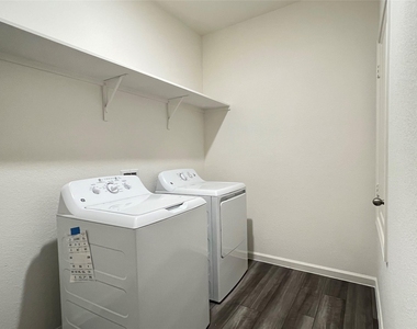 902 Lexington Lane - Photo Thumbnail 17