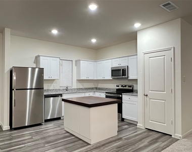 902 Lexington Lane - Photo Thumbnail 3