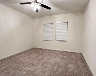 902 Lexington Lane - Photo Thumbnail 8