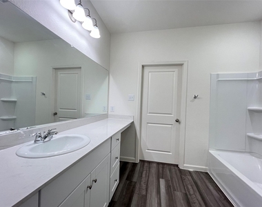 902 Lexington Lane - Photo Thumbnail 12