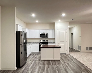 902 Lexington Lane - Photo Thumbnail 1