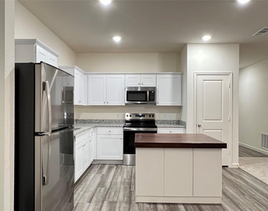 902 Lexington Lane - Photo Thumbnail 2
