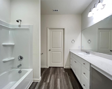902 Lexington Lane - Photo Thumbnail 9