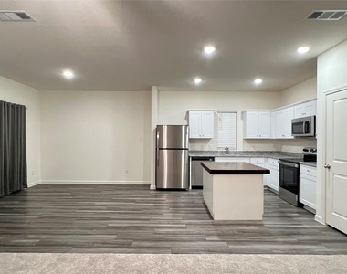 902 Lexington Lane - Photo Thumbnail 6