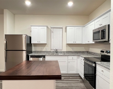 902 Lexington Lane - Photo Thumbnail 4