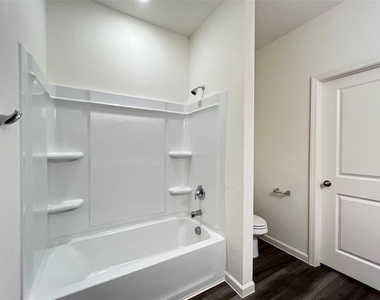 902 Lexington Lane - Photo Thumbnail 11