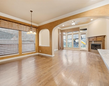 4046 E Hill Drive - Photo Thumbnail 4