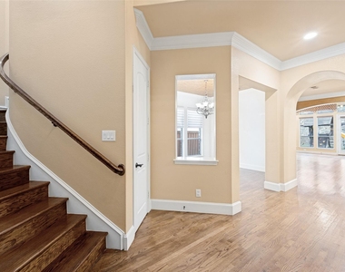 4046 E Hill Drive - Photo Thumbnail 3