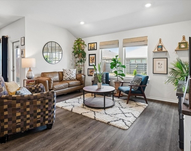 936 Glover Drive - Photo Thumbnail 4