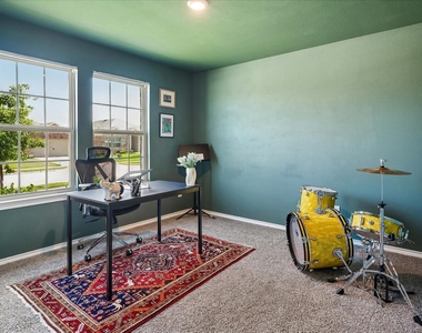 936 Glover Drive - Photo Thumbnail 3