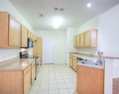 1064 Colonial Drive - Photo Thumbnail 7