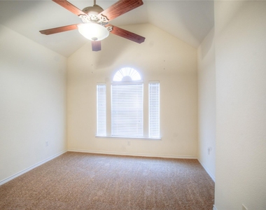 1064 Colonial Drive - Photo Thumbnail 9
