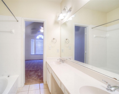 1064 Colonial Drive - Photo Thumbnail 12