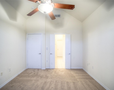 1064 Colonial Drive - Photo Thumbnail 10