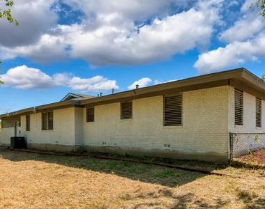 4516 Rolling Hills Drive - Photo Thumbnail 16
