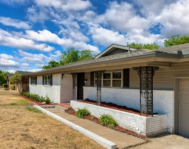 4516 Rolling Hills Drive - Photo Thumbnail 4