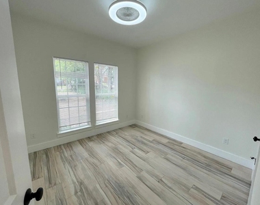 115 E 8th Street - Photo Thumbnail 21