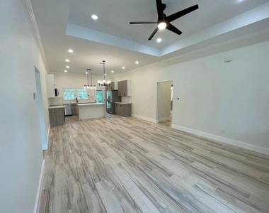 115 E 8th Street - Photo Thumbnail 4