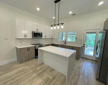 115 E 8th Street - Photo Thumbnail 8