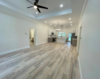 115 E 8th Street - Photo Thumbnail 5